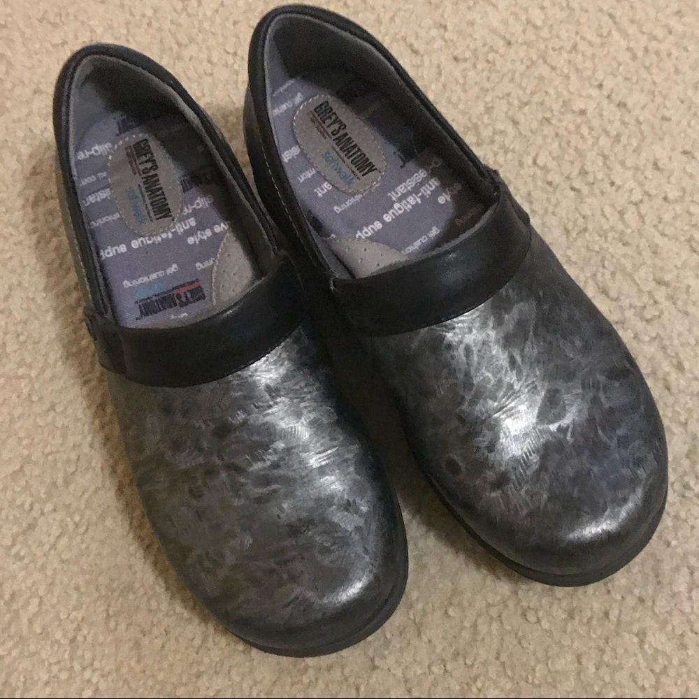 Grey’s Anatomy Softwalk clogs - Size 6